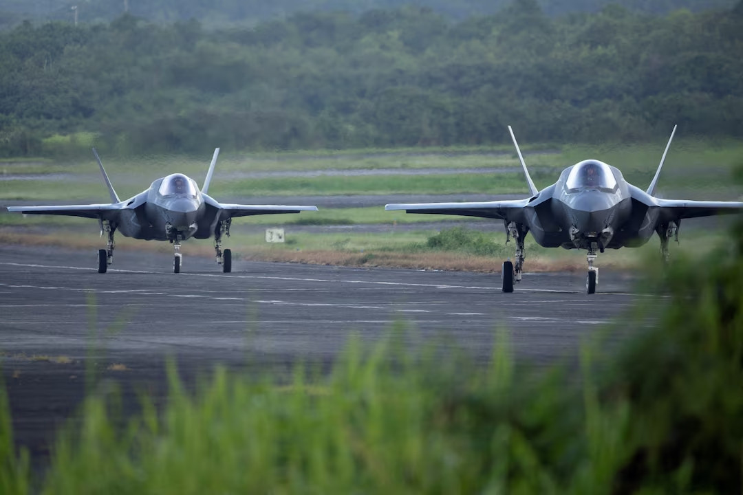 Винищувачі F-35 рухаються по злітно-посадковій смузі колишньої військової бази Рузвельта-Роудс у місті Сейбі, Пуерто-Рико, 13 вересня 2025 року