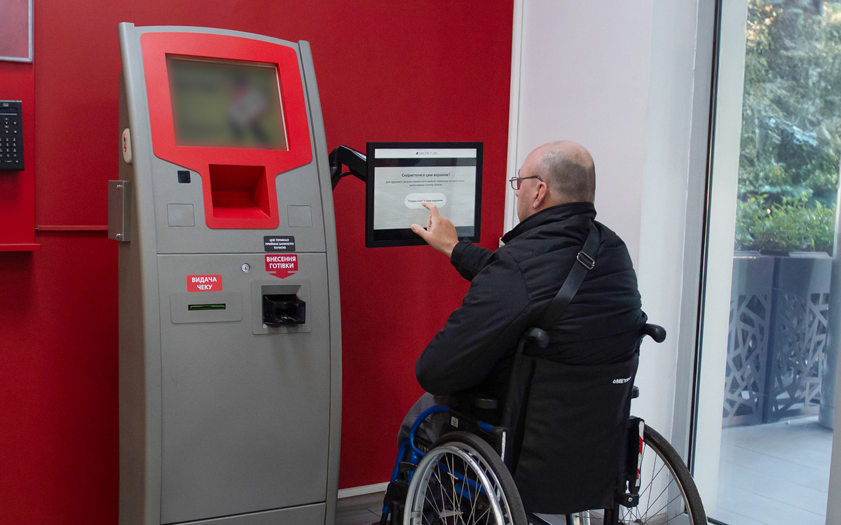 Додатковий поворотний екран для людей у кріслах колісних