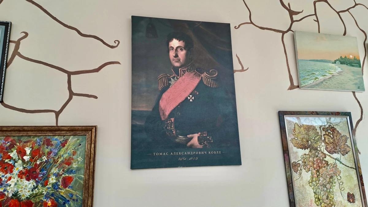 Картины завода подарили художники, которые отдыхали на берегу лимана и черпали вдохновение в местном вине