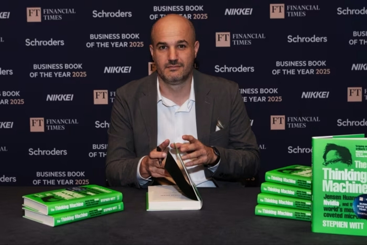 Стівен Вітт зі своєю книгою під час церемонії нагородження в Лондоні