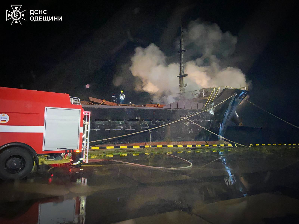 Команды тушат пожар на корабле после российского удара по портовой инфраструктуре в Одессе, 23 декабря 2025 года