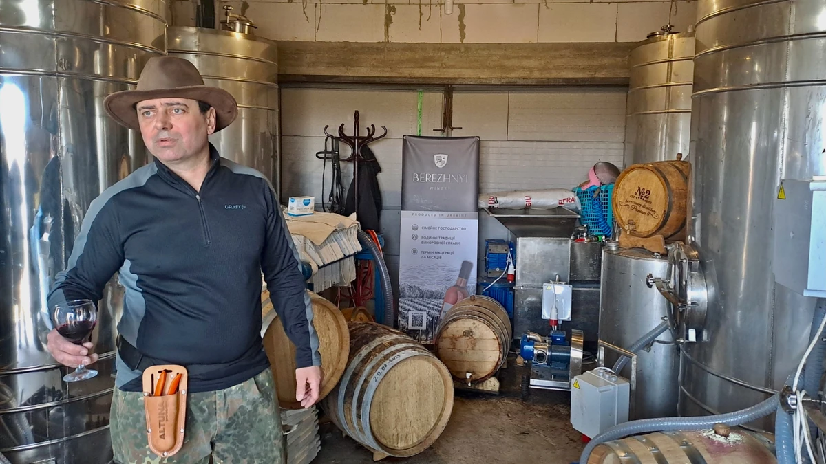 Ярослав Бережний у виноробному цеху в Литвинівці, село розташоване на висоті 140 м над рівнем моря і є найвищою точкою області