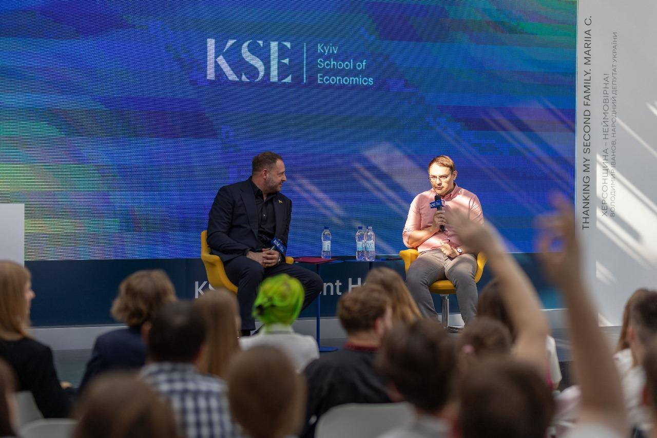 Среди студентов было много желающих задать Андрею Ермаку вопросы, которые после завершения встречи он назовет как по российской методичке