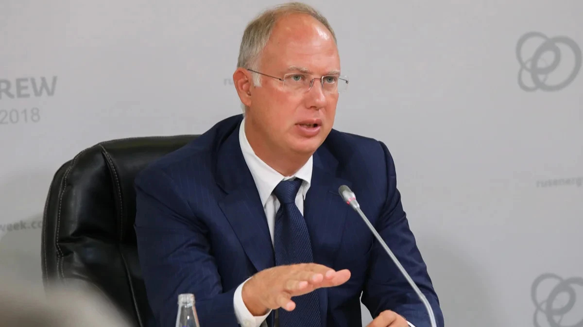 Проведя детство в Киеве, Дмитриев потом, вспоминая Украину, говорил в унисон с российской пропагандой