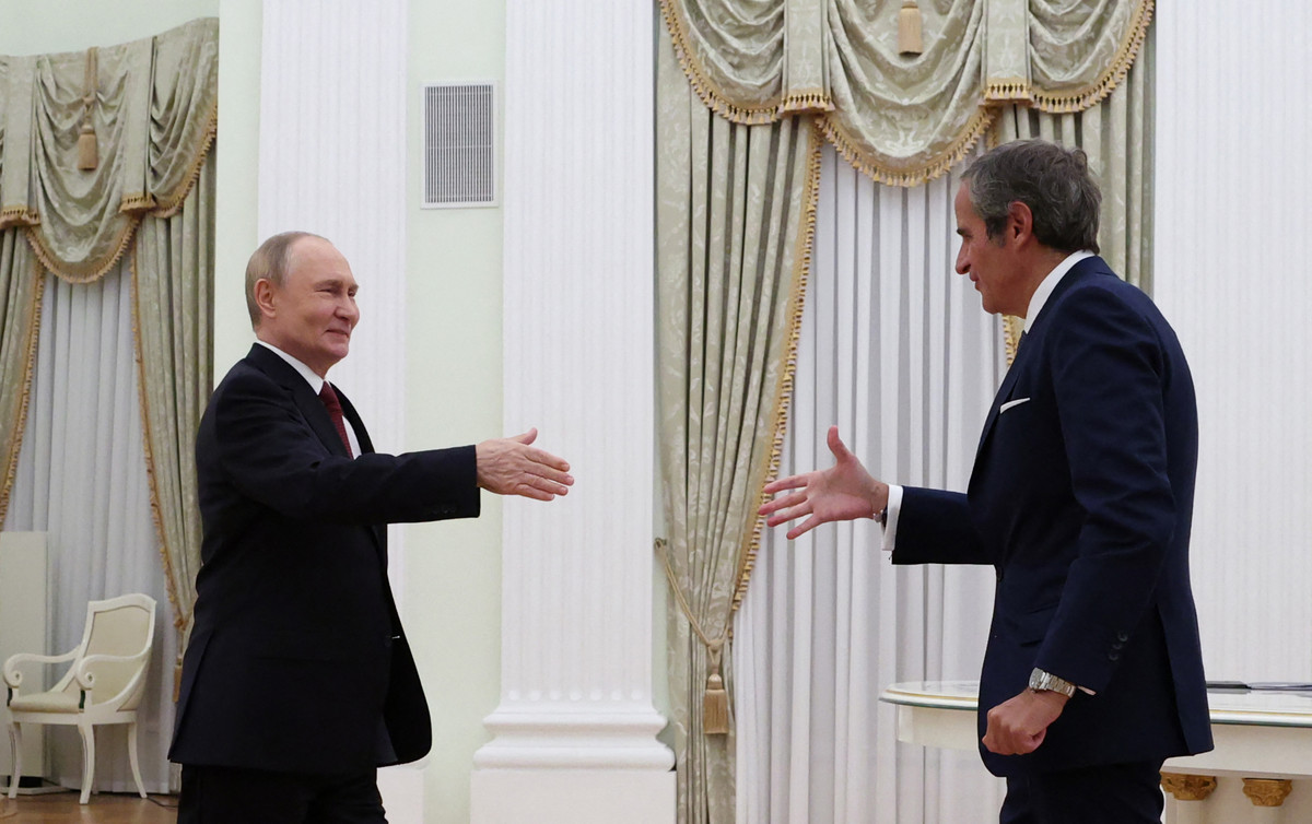 Глава Кремля Владимир Путин и генеральный директор МАГАТЭ Рафаэль Гросси