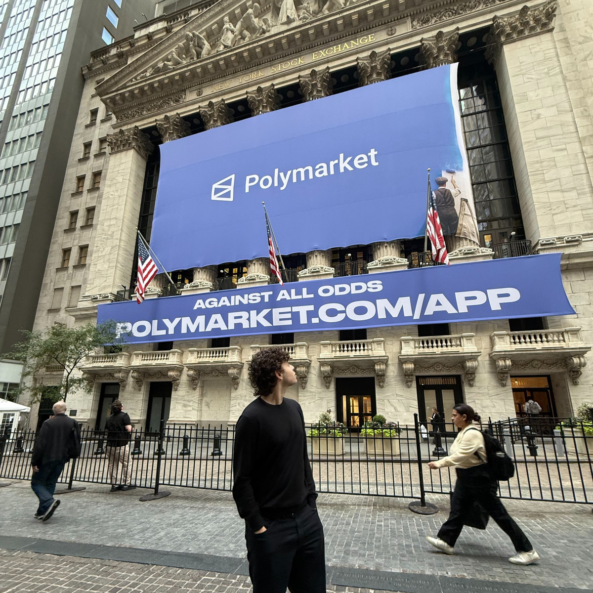 Шейн Коплан возле офиса фондовой биржи NYSE после сделки на 2 млрд долл.