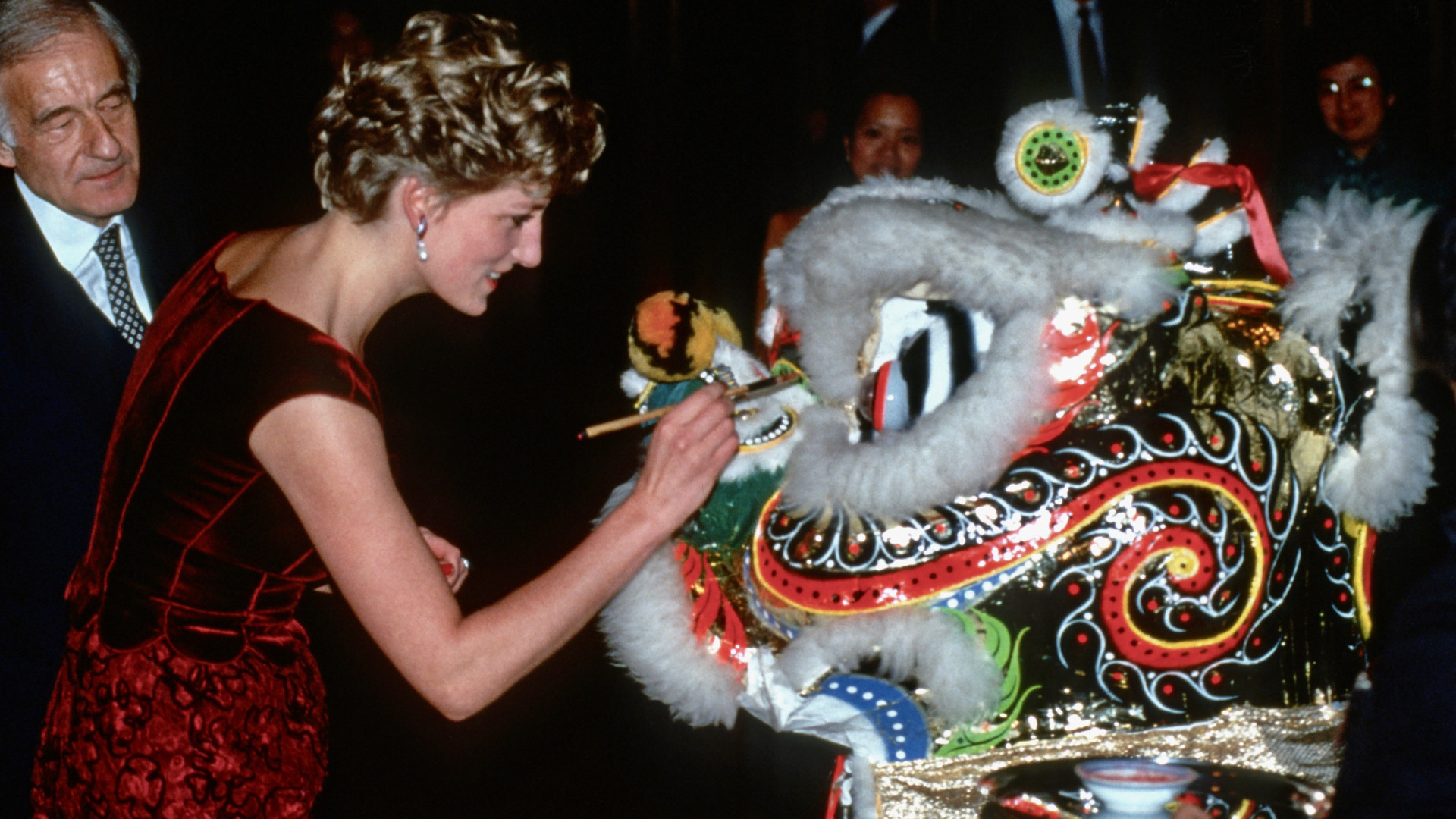 Принцесса Диана в бордовом бархатном платье с кружевом от Valentino, 1992 год