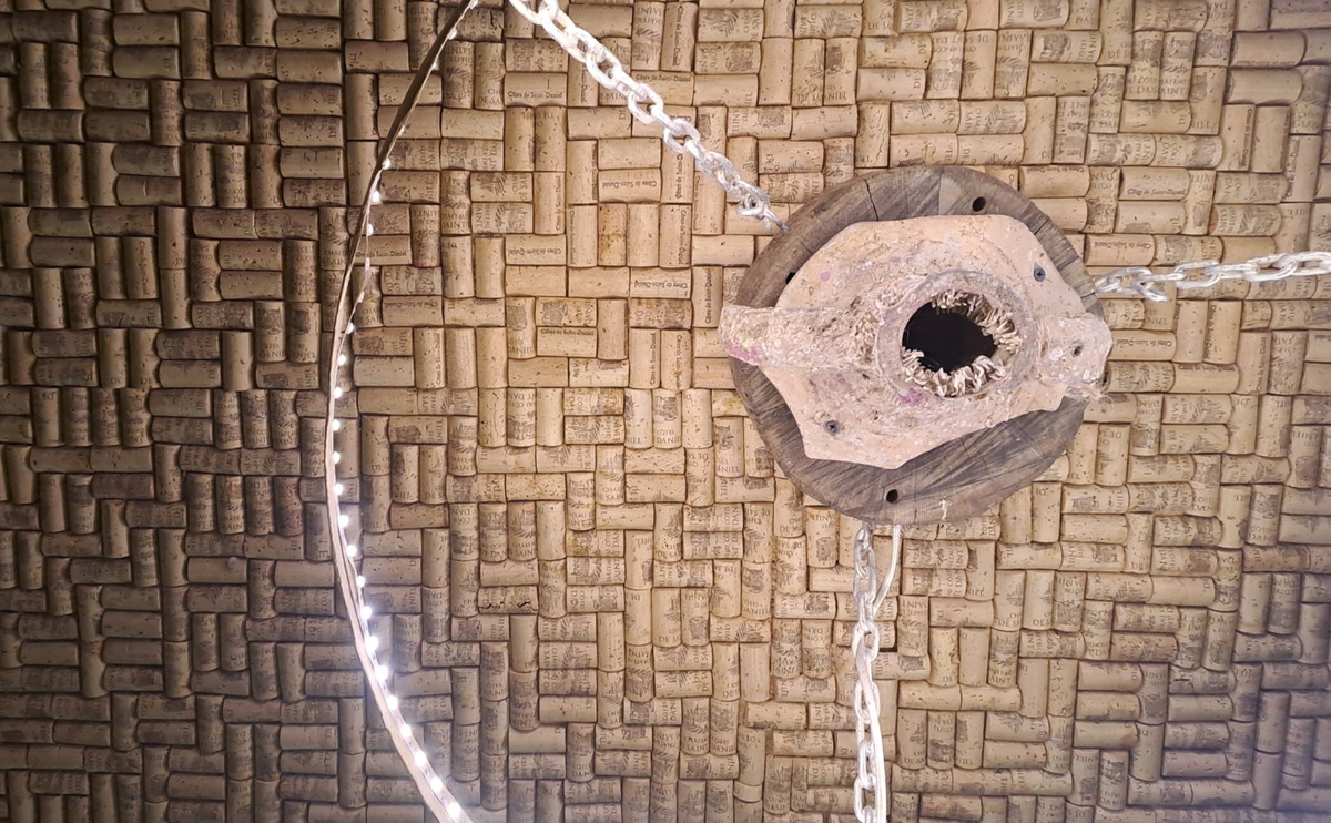 Потолок в дегустационном зале выложен из 20 тыс. винных пробок