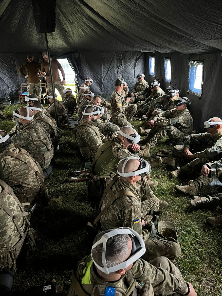 Военные за просмотром фильма Первый бой