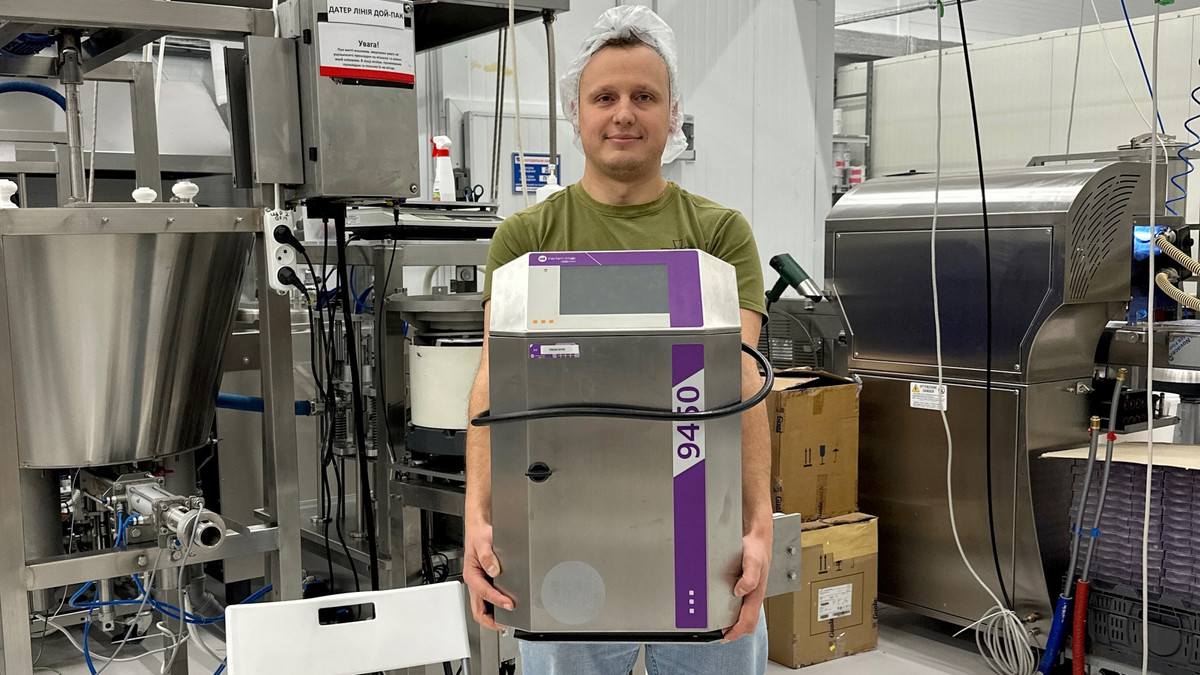 Сооснователь MasloTOM Тарас Фитьо возле производственного оборудования