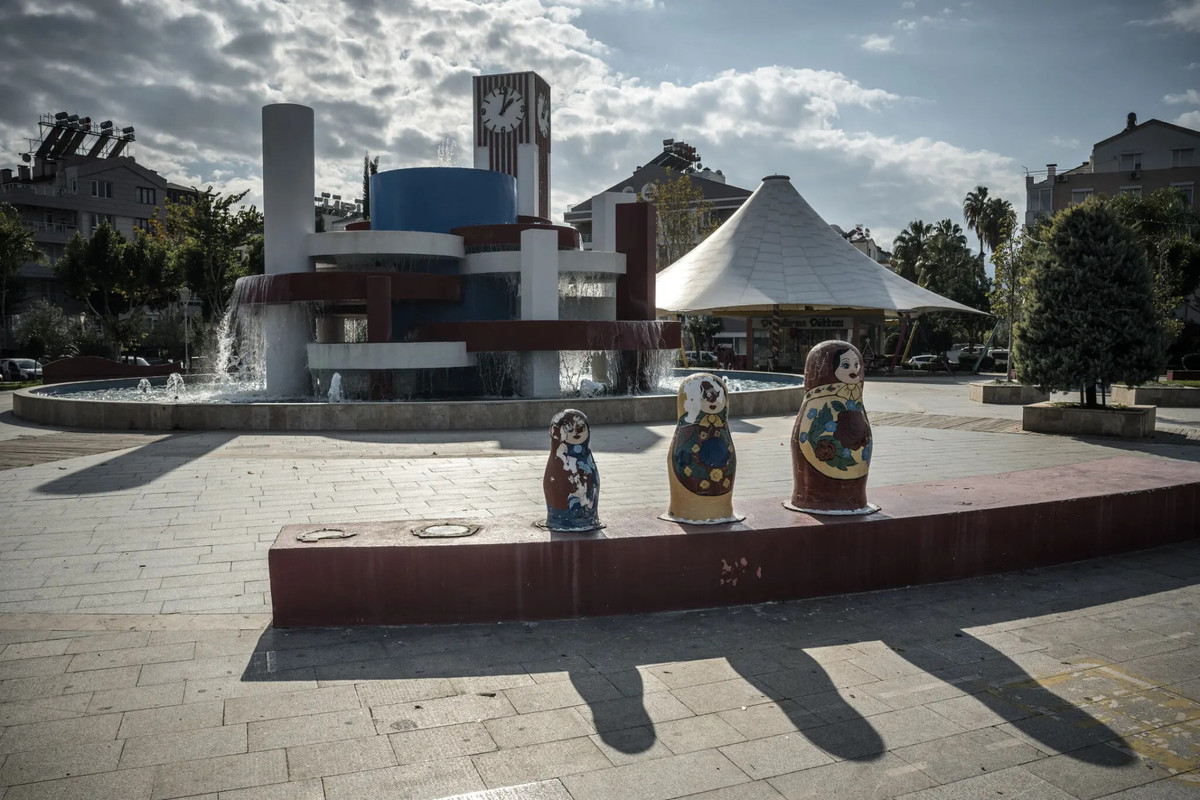 Русские статуи матрешек в парке Анталии, посвященные российско-турецкой дружбе, не раз подвергались вандализму