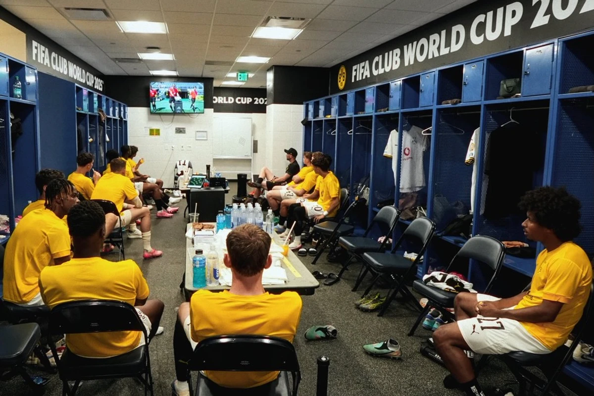 Через спеку запасні гравці Borussia Dortmund дивилися матч у роздягальні