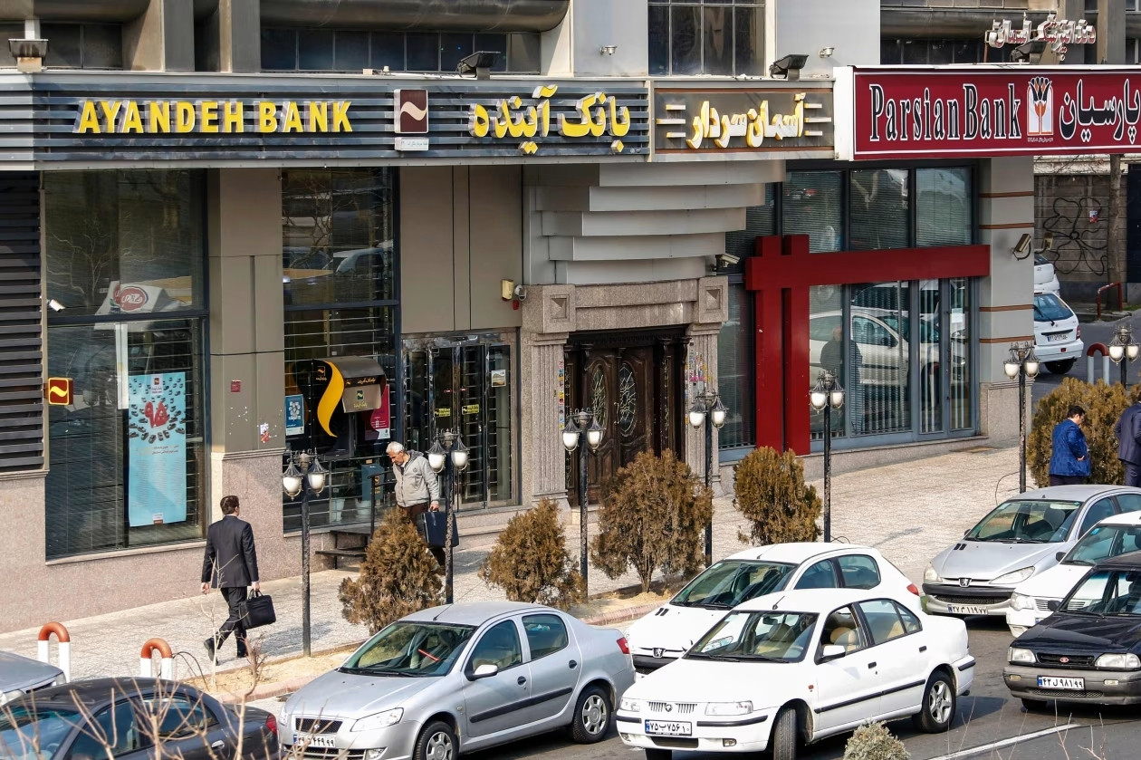 Крах Ayandeh Bank та вмикання “друкарського верстата” стали ще однією передумовою протестів