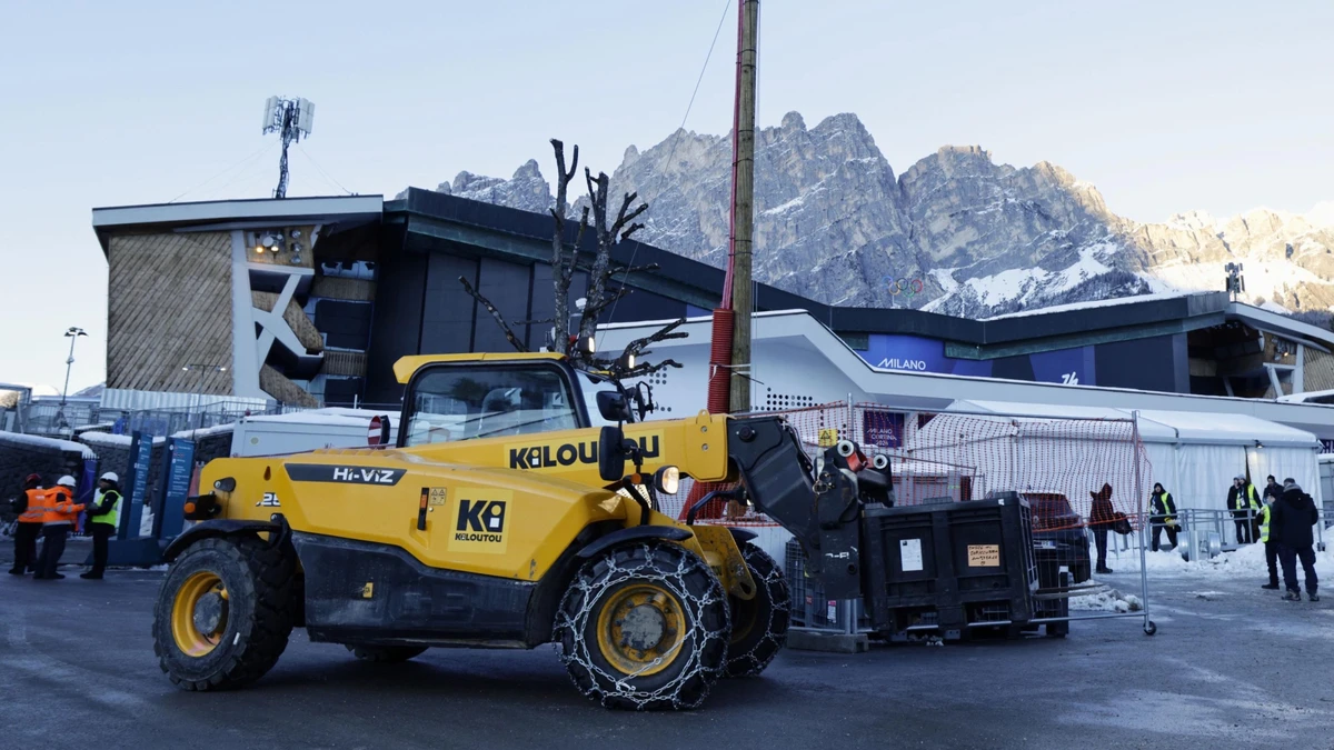 Будівельна техніка поблизу Олімпійського льодового стадіону в Кортіні-д'Ампеццо, 1 лютого 2026 року