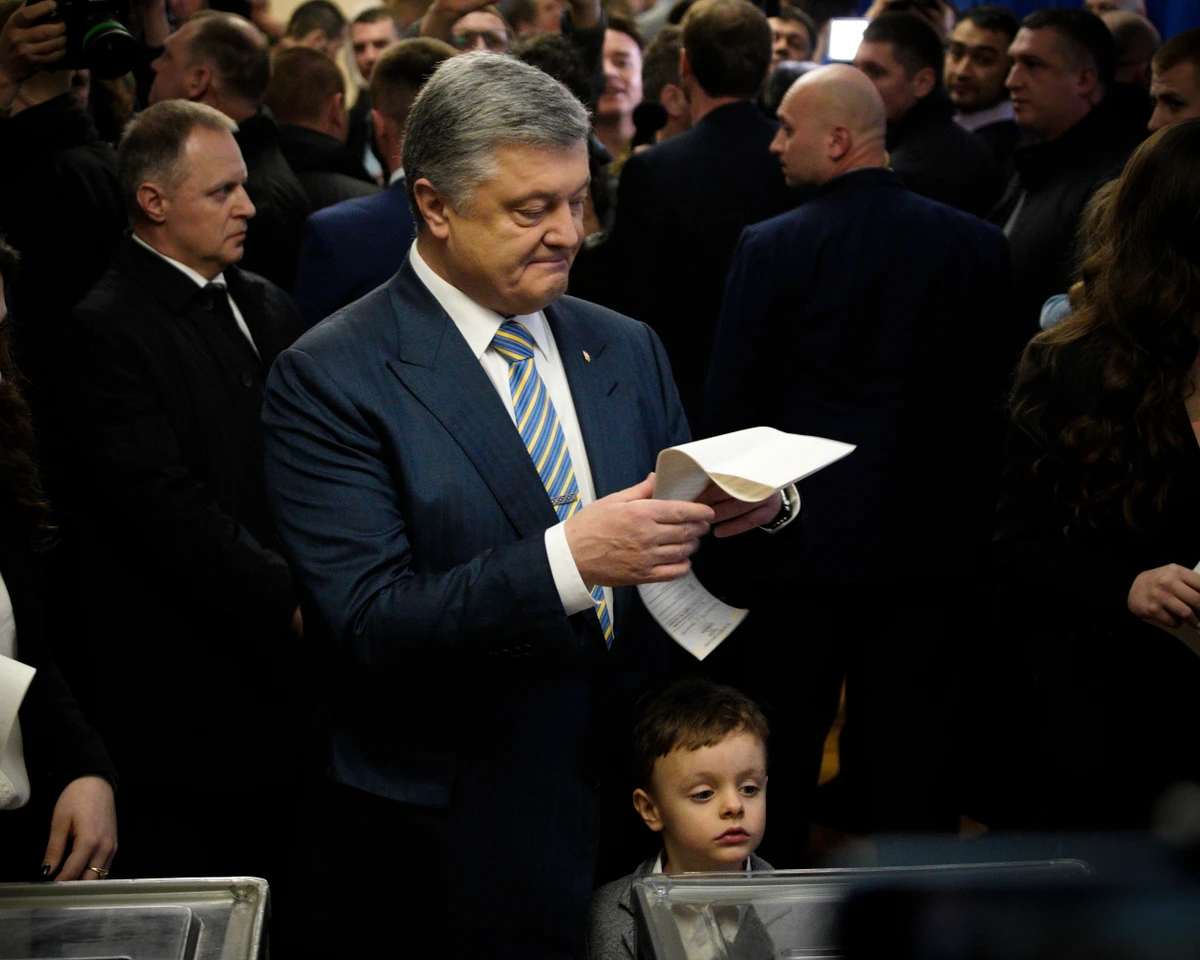 Список обмежень, які накладені на Петра Порошенка санкціями РНБО, доволі об'ємний