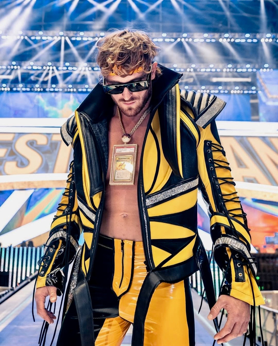 В 2022 году Логан Пол дебютировал в WWE с карточкой Pikachu Illustrator на шее