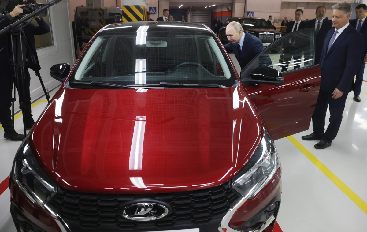 Путин и руководитель АвтоВАЗа Соколов осматривают Lada Iskra на заводе в Тольятти, январь 2025 года