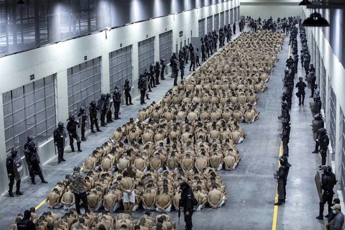 Мегатюрьма CECOT известна жесткими условиями для заключенных