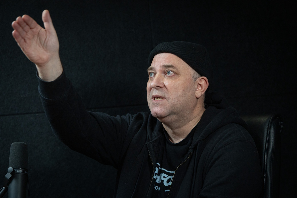 Станислав Стародубцев: Охранник видит ребят, которые переносят через забор металл. Говорит: Ребята, что вы здесь делаете?. А они ему: Дедушка, иди куда подальше