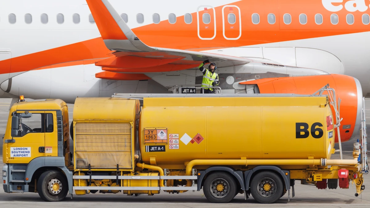 Самолет авиакомпании EasyJet заправляют в аэропорту Лондон-Саутенд