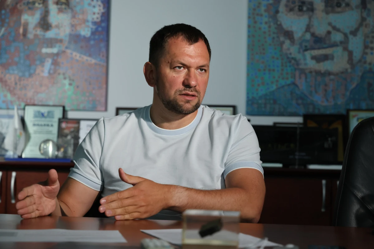 Михайло Шелемба: Іде війна, людям важко. Особливо технічним командам і тим, хто працює в Нікополі, Запоріжжі, Дніпрі, Харкові. Як ми можемо просити їх їхати перевіряти базову станцію після удару дрона, якщо керівники за кордоном?