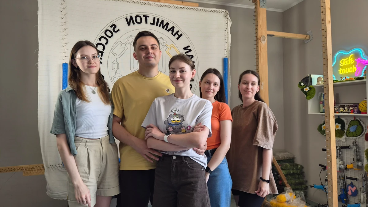 Команда студии Tuft Touch, супруги-основатели – в центре