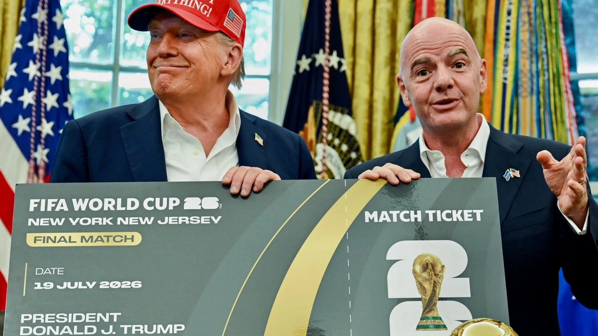 Інфантіно і Трамп з іменним квитком