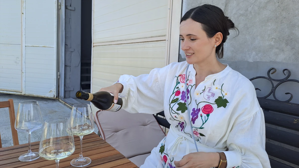 Эллина Юрченко не только руководит процессом виноделия, но и участвует в проведении дегустаций