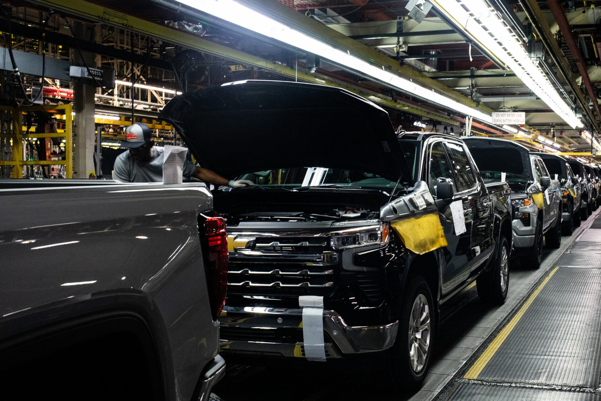 Трамп говорит, что пошлины позволят сделать отрасль снова большой. Эксперты же считают, что это приведет к сокращениям в американском автопроме