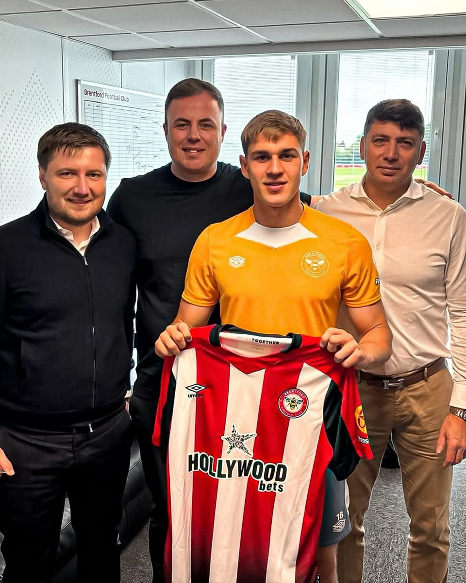 Агенты ProStar Вадим Шаблий и Сергей Серебренников вместе с Егором Ярмолюком после продления контракта с Brentford