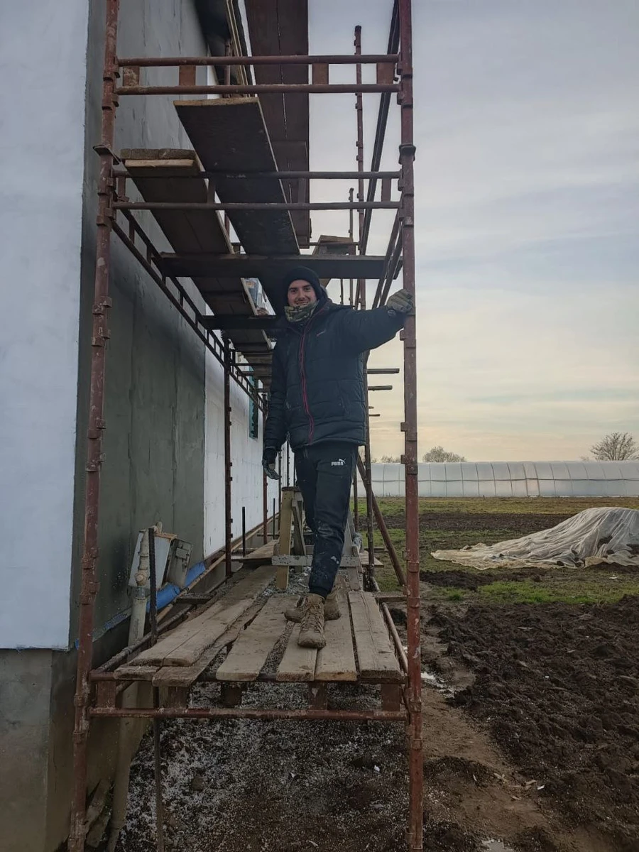 Антон Пухніченко під час допомоги другу-будівельнику на обладнанні, з якого впав