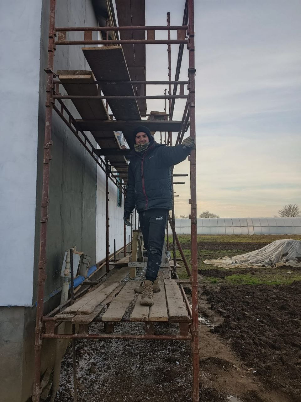 Антон Пухніченко під час допомоги другу-будівнику на обладнанні, з якого впав