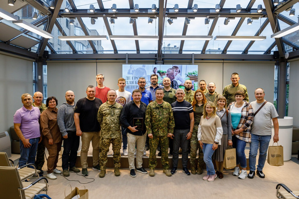 Подружжя Дмитро та Тетяна Голіки (ліворуч) на заході Асоціації підприємців-ветеранів АТО у вересні 2023 року