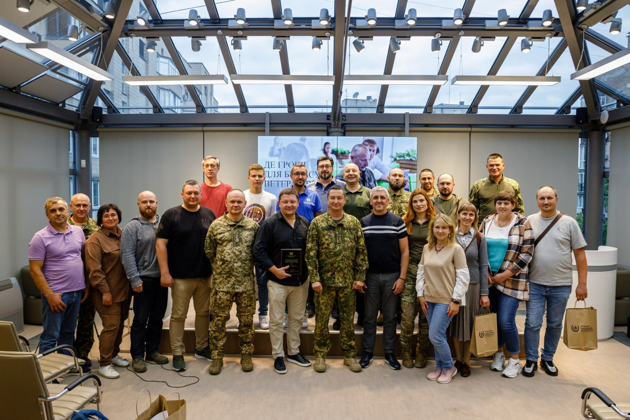 Подружжя Дмитро та Тетяна Голіки (ліворуч) на заході Асоціації підприємців-ветеранів АТО у вересні 2023 року