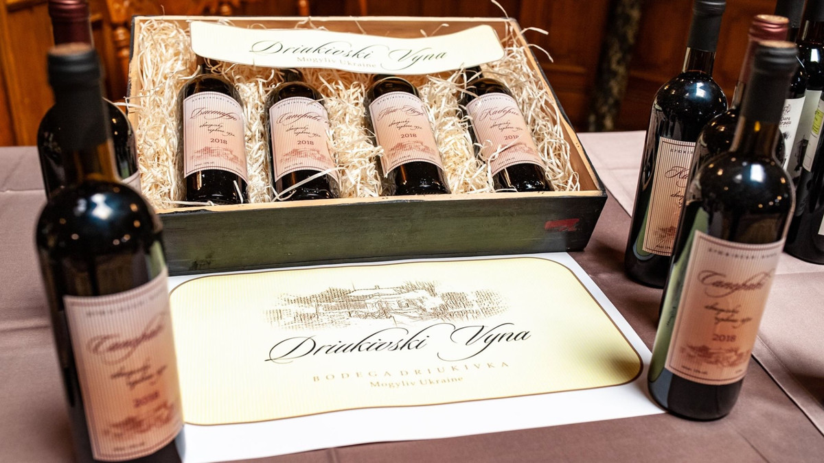 Першу етикетку Юрій Колесник розробив сам, на ній – його сільський будинок