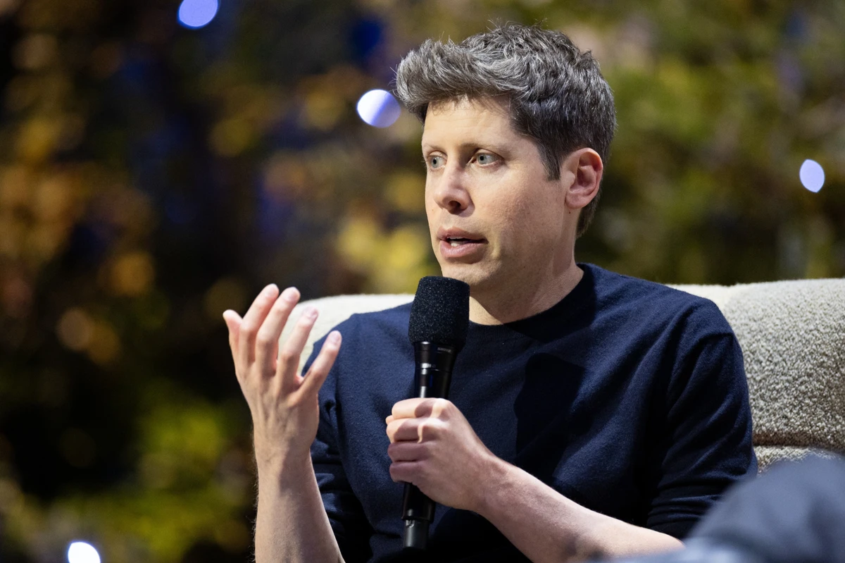 За словами CEO OpenAI Сема Альтмана нині зараз мовні моделі дедалі краще пишуть код і самі стають інструментом для подальшої розробки