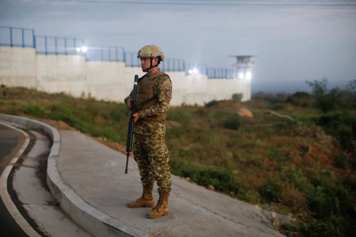 Центр заключения террористов в Теколуке, Сальвадор, апрель 2025 года