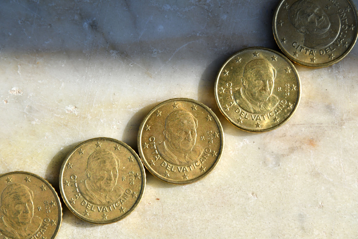 Ватикан чеканит собственные монеты евро с изображениями понтифика