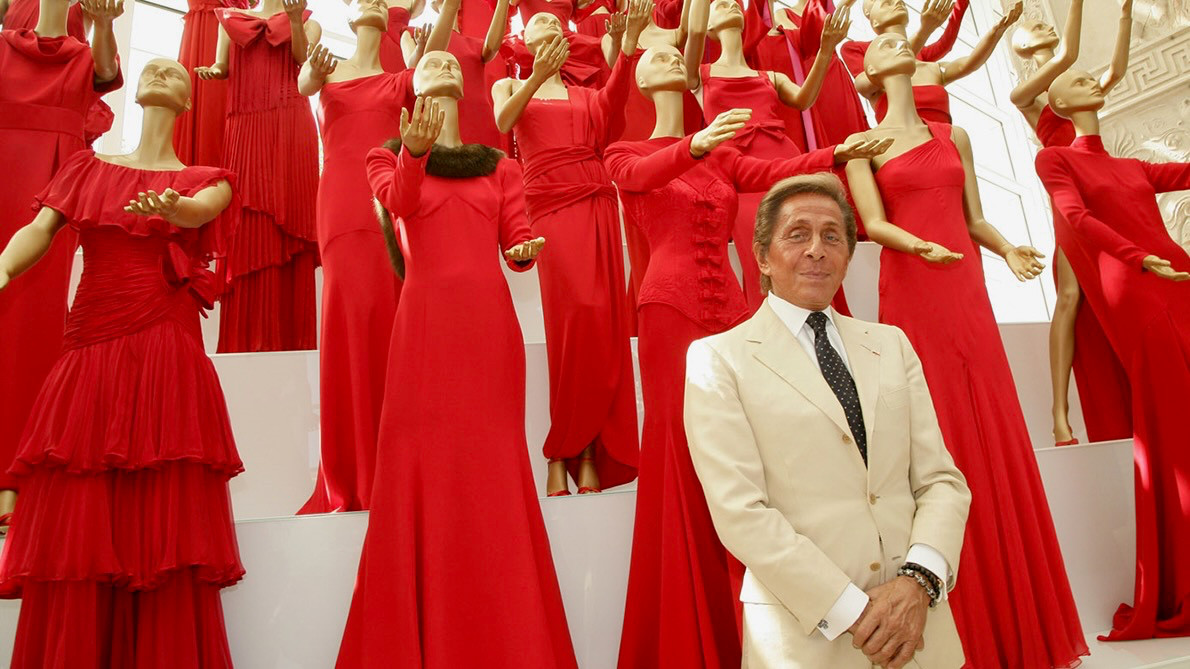 Оттенок Valentino Red стал визитной карточкой модного бренда и его основателя на десятки лет