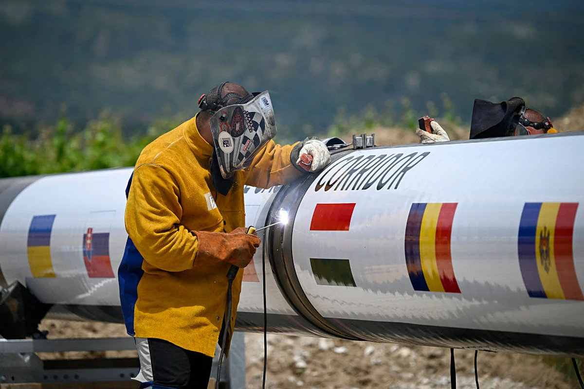 З'єднання Трансбалканського газового коридору в Болгарії з газовою трубою, яка веде до узбережжя Греції