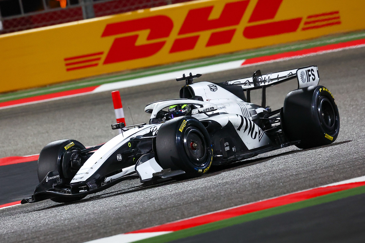 Серхио Перес управляет болидом Cadillac во время предсезонных тестов в Бахрейне, 19 февраля 2026 года