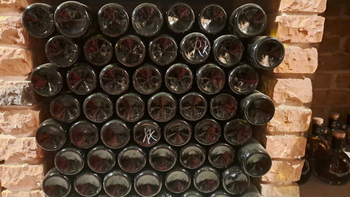 Полочку для хранения собственного вина - казу - может арендовать каждый желающий