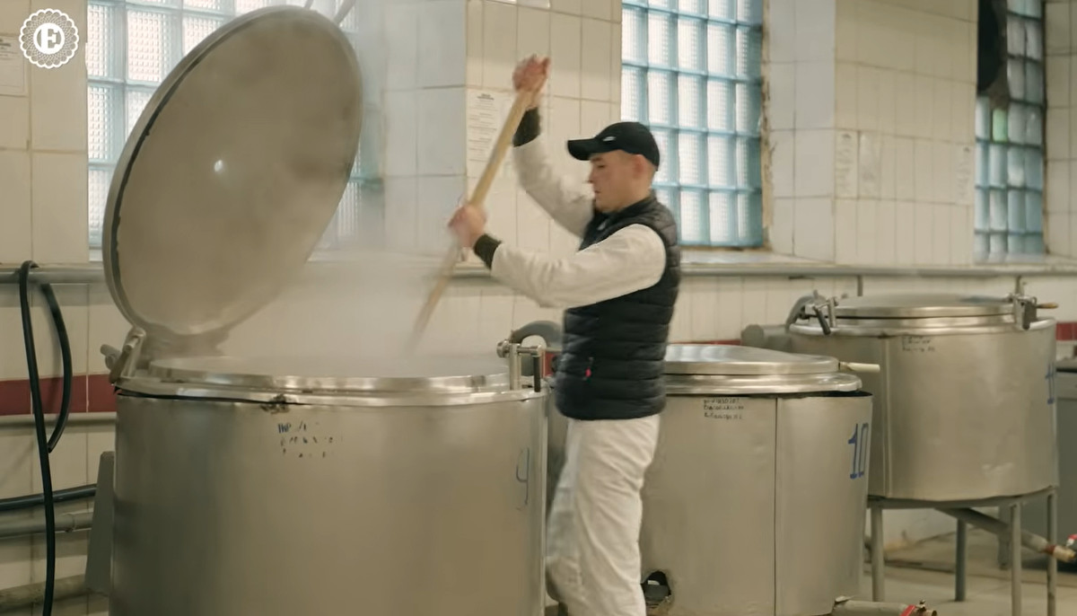 Работники на кухне также получают заработную плату