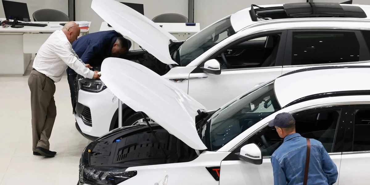 Высокие кредитные ставки и утилизационный сбор вредят продажам авто в РФ