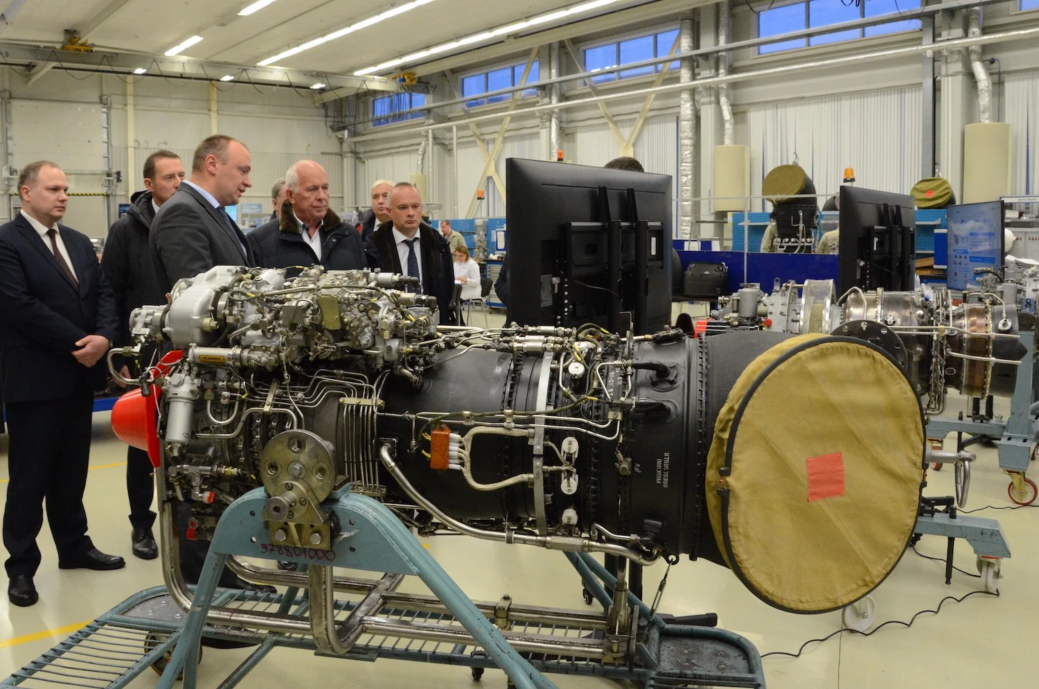 Сергей Чемезов на петербургском предприятии ОДК-Климов с гендиректором ОАК Вадимом Бадехой и директором ОДК Александром Грачевым