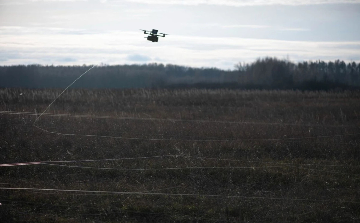 Дрон з оптоволокном