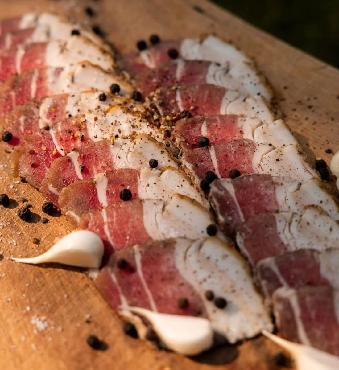 Сало, нарезанное ломтиками