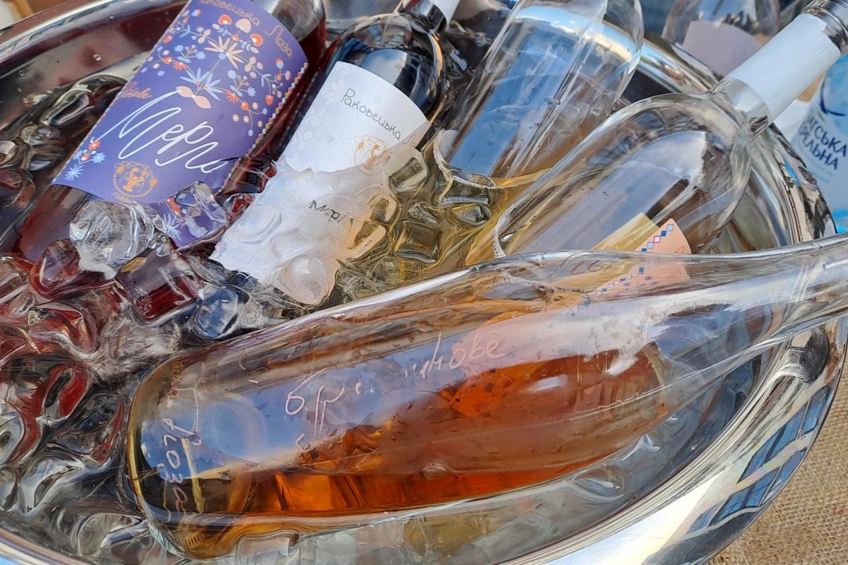 Перед дегустацією вино треба добре охолодити, особливо в спеку