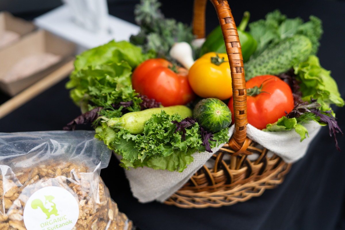 Органические продукты - это продукты, произведенные без использования синтетических удобрений, пестицидов, гербицидов, ГМО, антибиотиков и гормонов роста