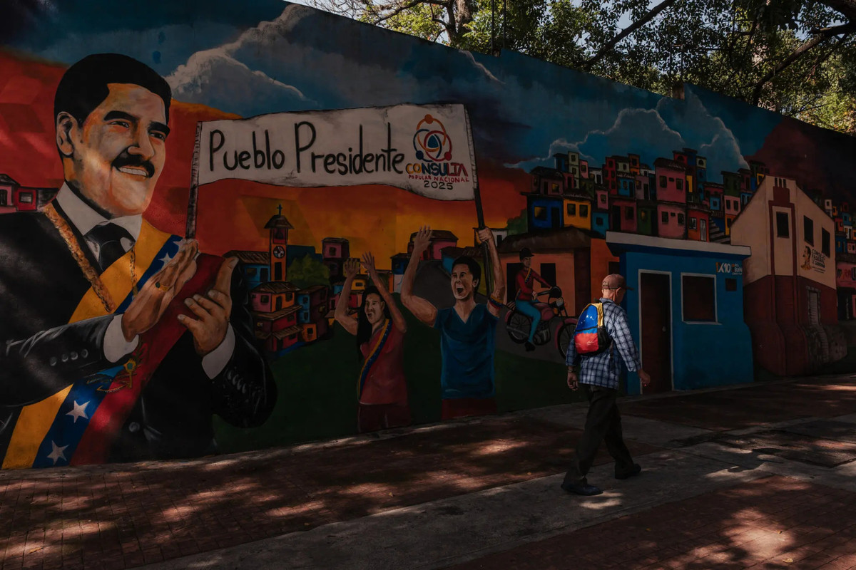 Мурал с портретом Мадуро в столице Венесуэлы Каракасе